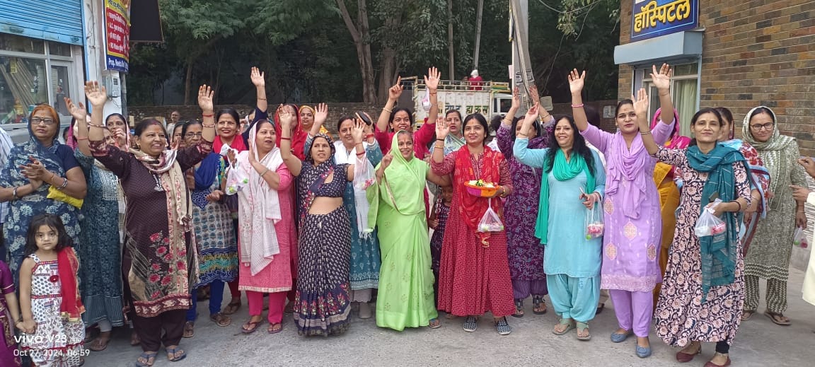 Devotees danced to the hymns of Radha Rani in Prabhat Pheri.