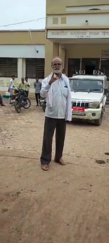 हंगामा करते नगर परिषद अध्यक्ष