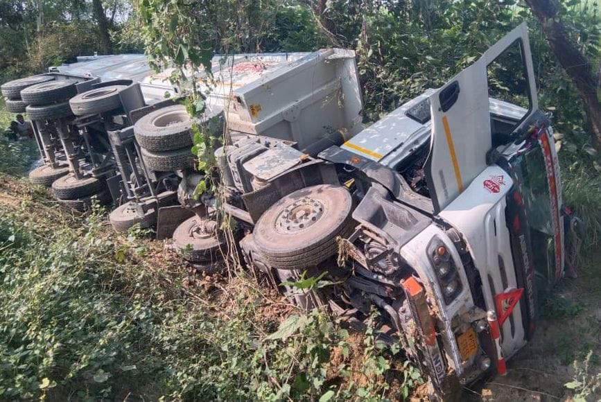 Dumper going to Bahraich lost control and overturned, two injured