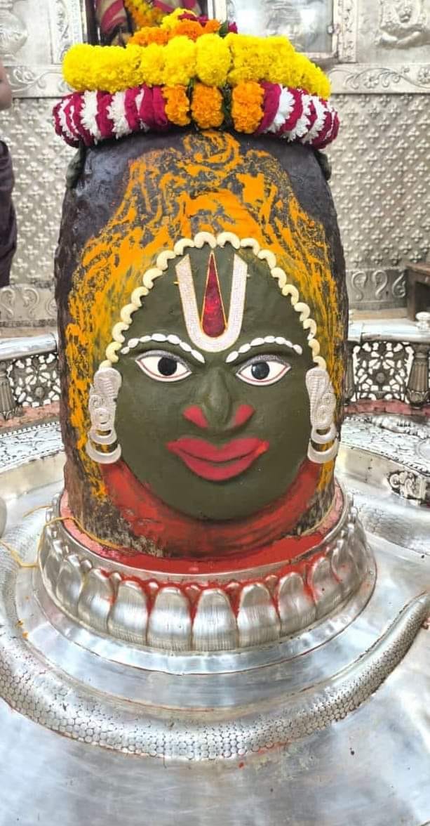 Ujjain Mahakal Bhasma Aarti Today Photos Vaishnav Tilak on the forehead, snake in the ears