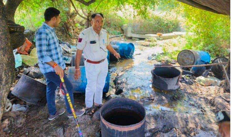Sirohi News: 95 liters of liquor seized in anti-narcotics campaign, three accused arrested