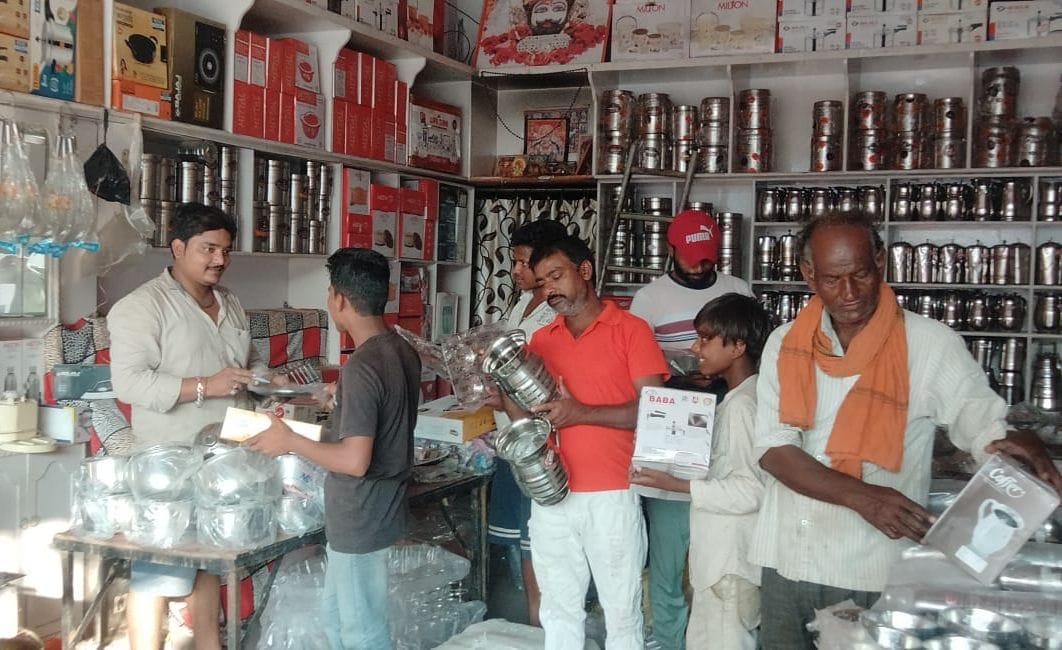 Utensil shops started getting decorated on Dhanteras, business estimated at Rs 1 crore
