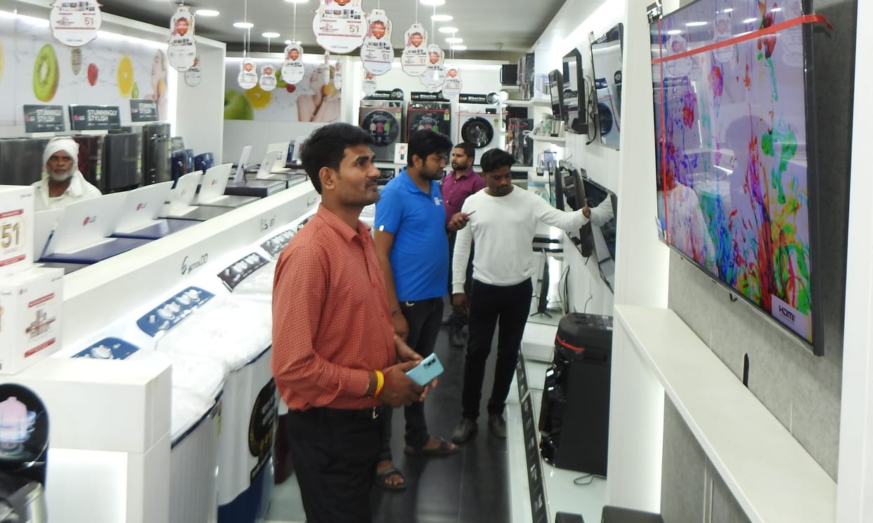 Market buzzing: There will be rain of money in electronics market on Dhanteras