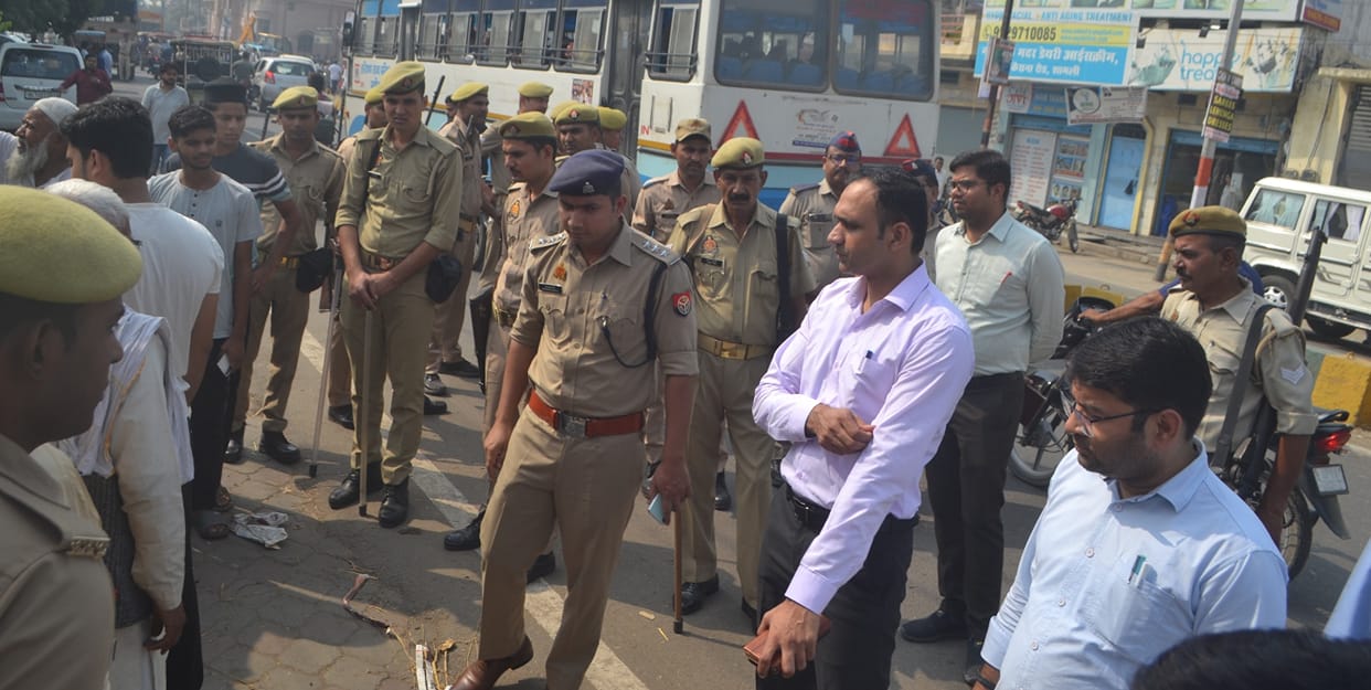Goods kept on the road confiscated, challan issued to five shopkeepers