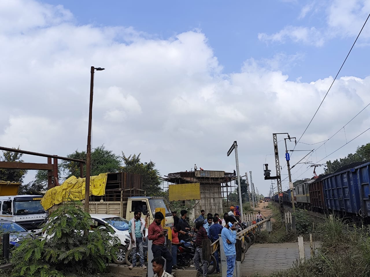 Central couplet of goods train broken, train divided into two parts