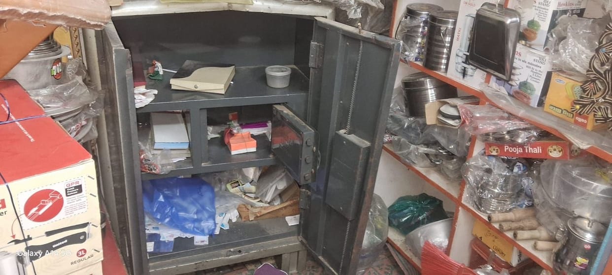 In one night, the lock of the house along with two bullion shops was broken