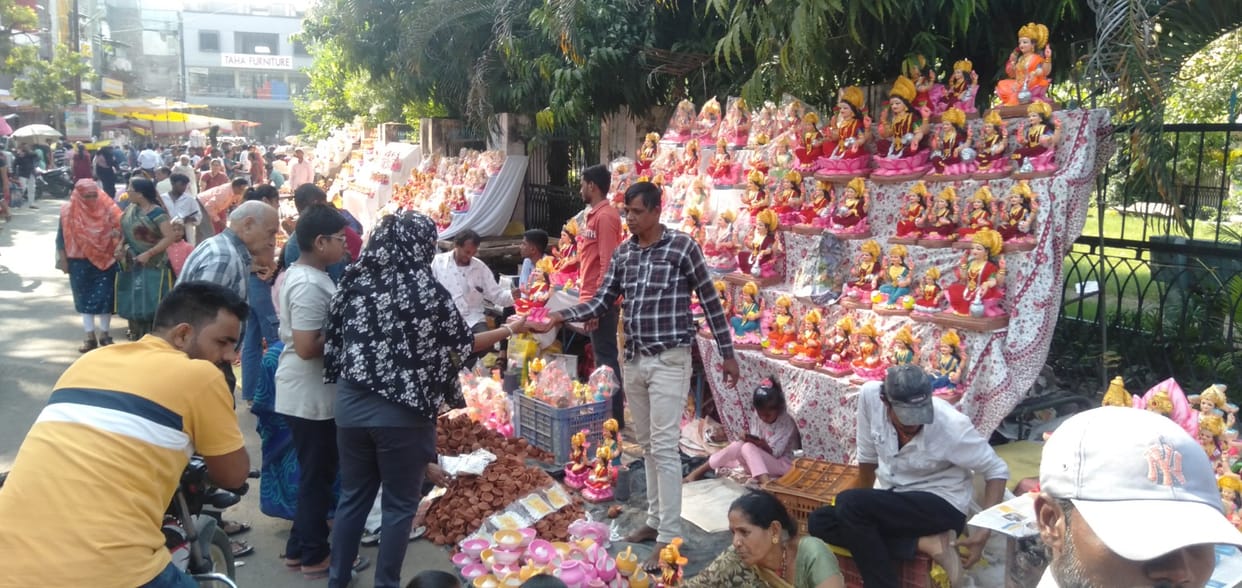 Markets lit up for Diwali from Sunday, traffic jams kept occurring on main roads, Dhanteras