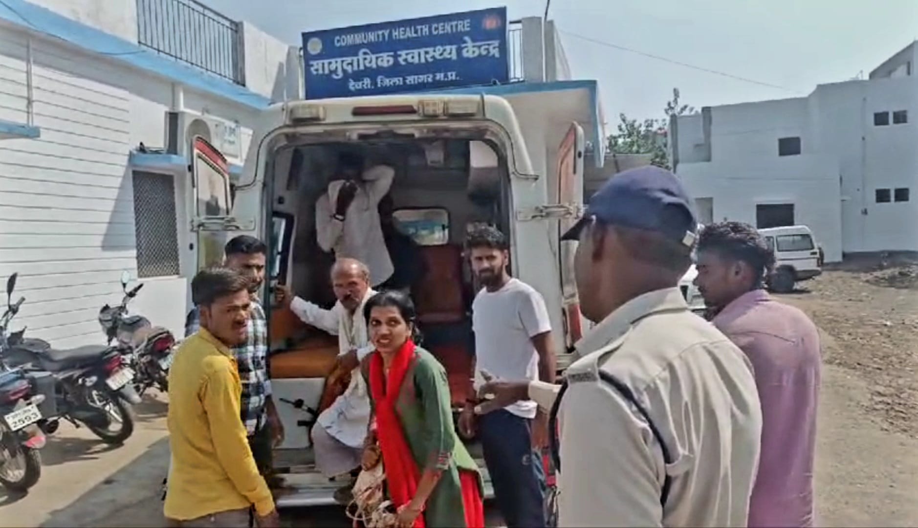 Sagar News: Bus collides with container standing on the road, more than a dozen people injured in the accident