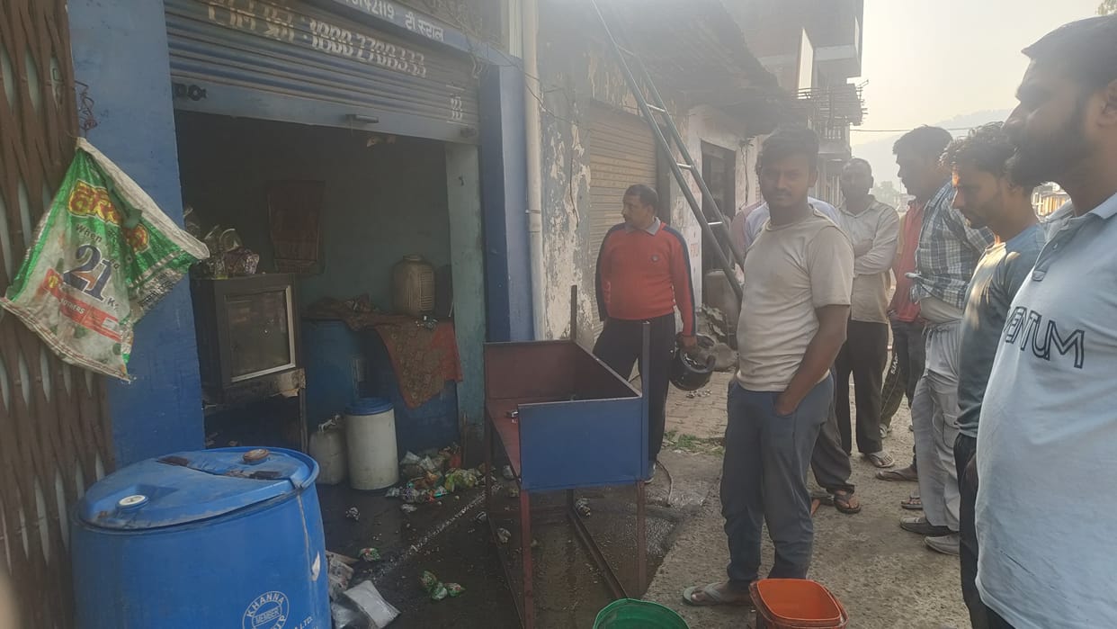 Fire breaks out in shop at Dadhol Chowk, loss worth lakhs