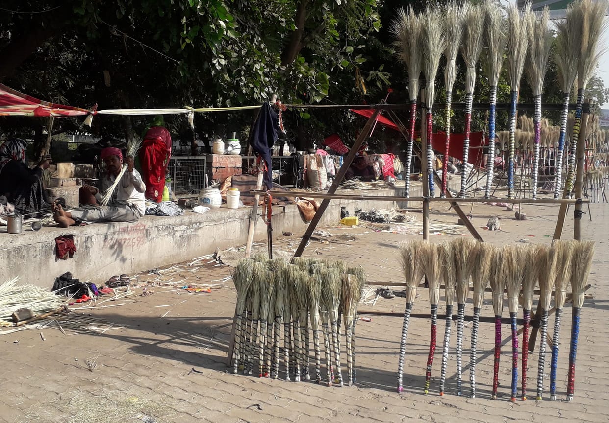 Many families preparing brooms on Gurugram road