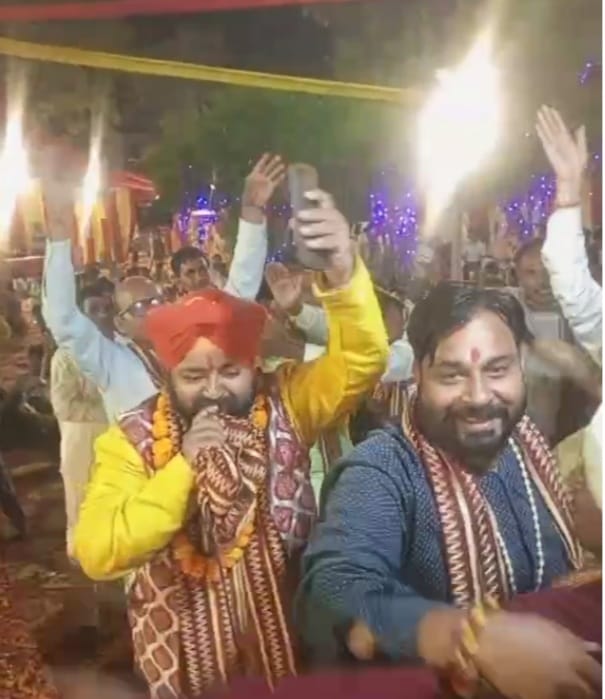 Devotees danced to the hymns of Khatu Shyam. First huge Jagran organized.