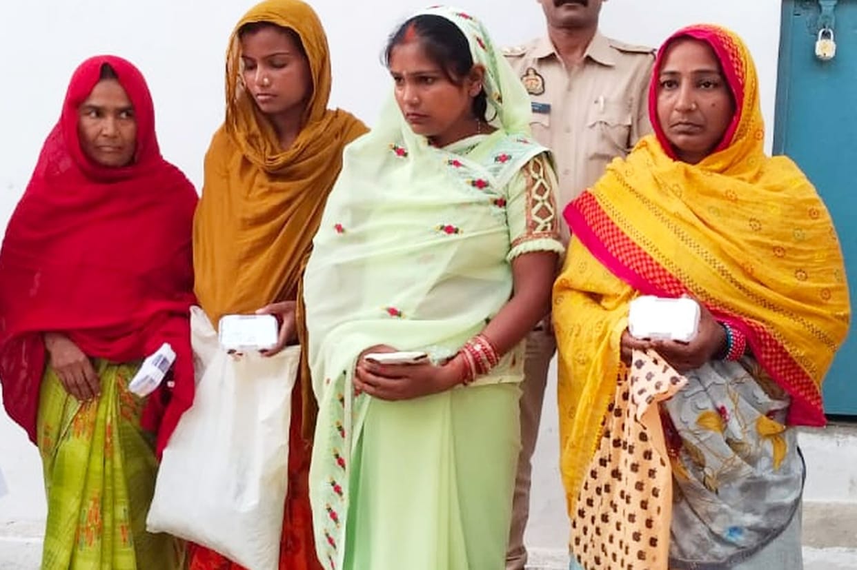 Four women who ran away after snatching chains and tops were caught