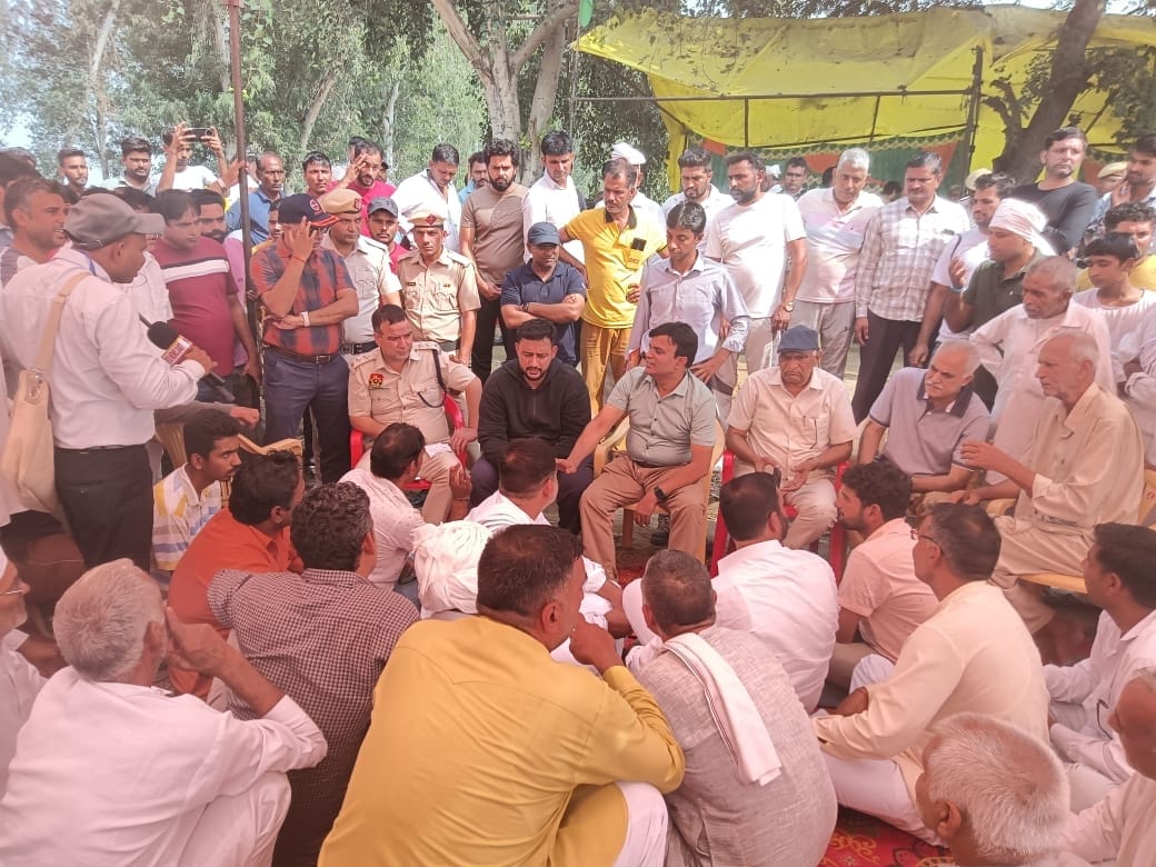 Police administration arrived to pick up the protesting farmers, asked for three days' time