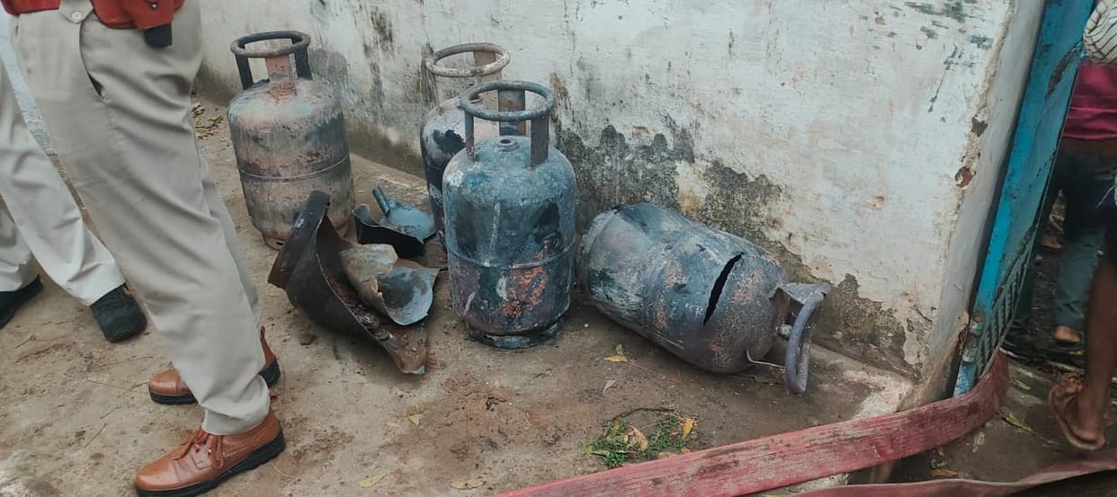 Cylinder blast, house burnt to ashes in jabalpur madhya pardesh