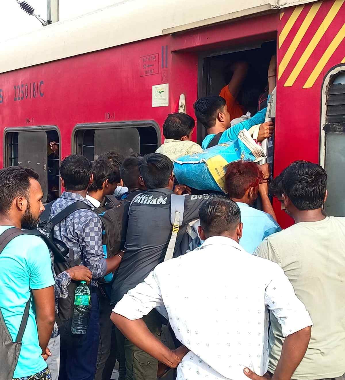 Trains are full during the festive season, passengers are upset