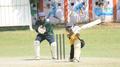  केडी सिंह बाबू स्टेडियम में आयोजित क्रिकेट प्रतियोगिता के दौरान शॉट लगाता खिलाड़ी।  संवाद