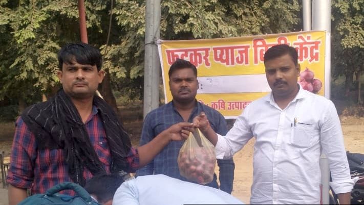 Onions were sold at Rs 35 per kg by setting up a stall in the market