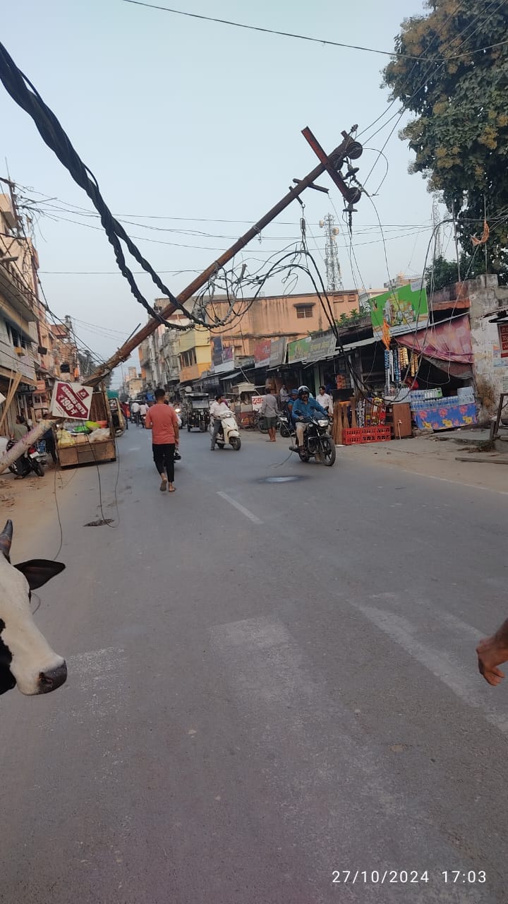 A dilapidated electric pole fell on the road, causing chaos
