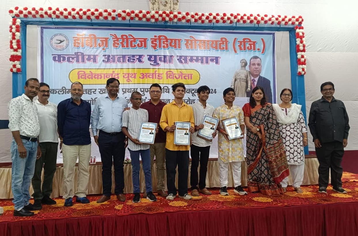 Samyak, Kshitij, Aviral, Parv and Daksh received Kaleem Athar Youth Award
