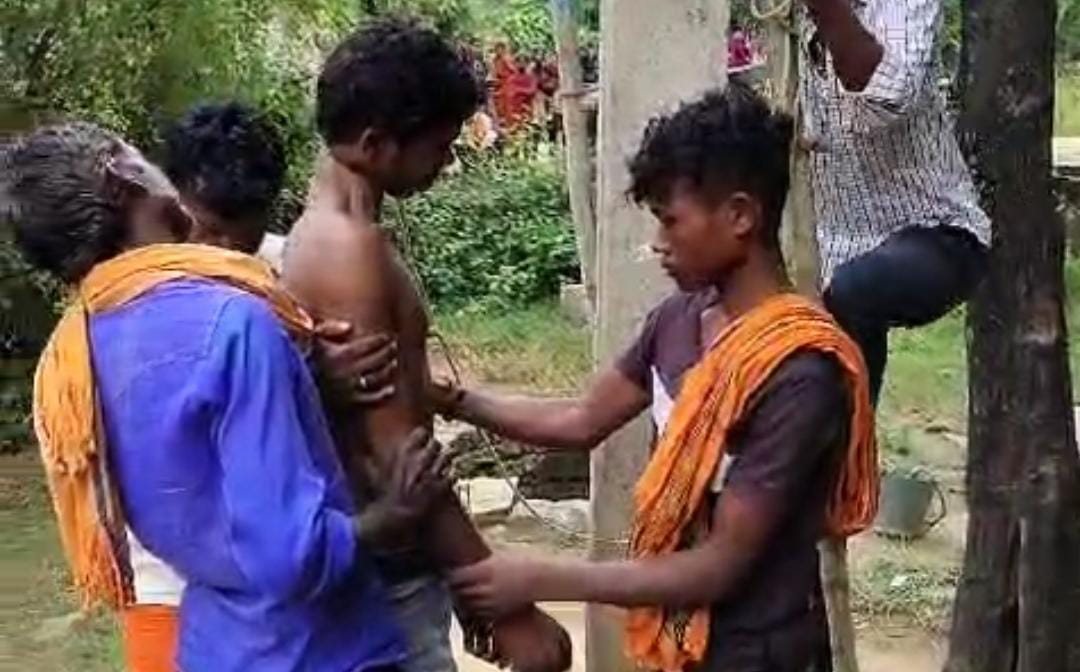 शव को फंदे से उतारते लोग