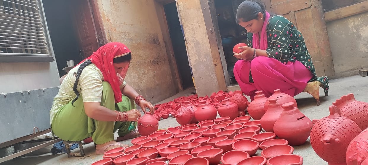 Sale of lamps will start from tomorrow with the festival of lights, artisans have prepared colorful and designer lamps.