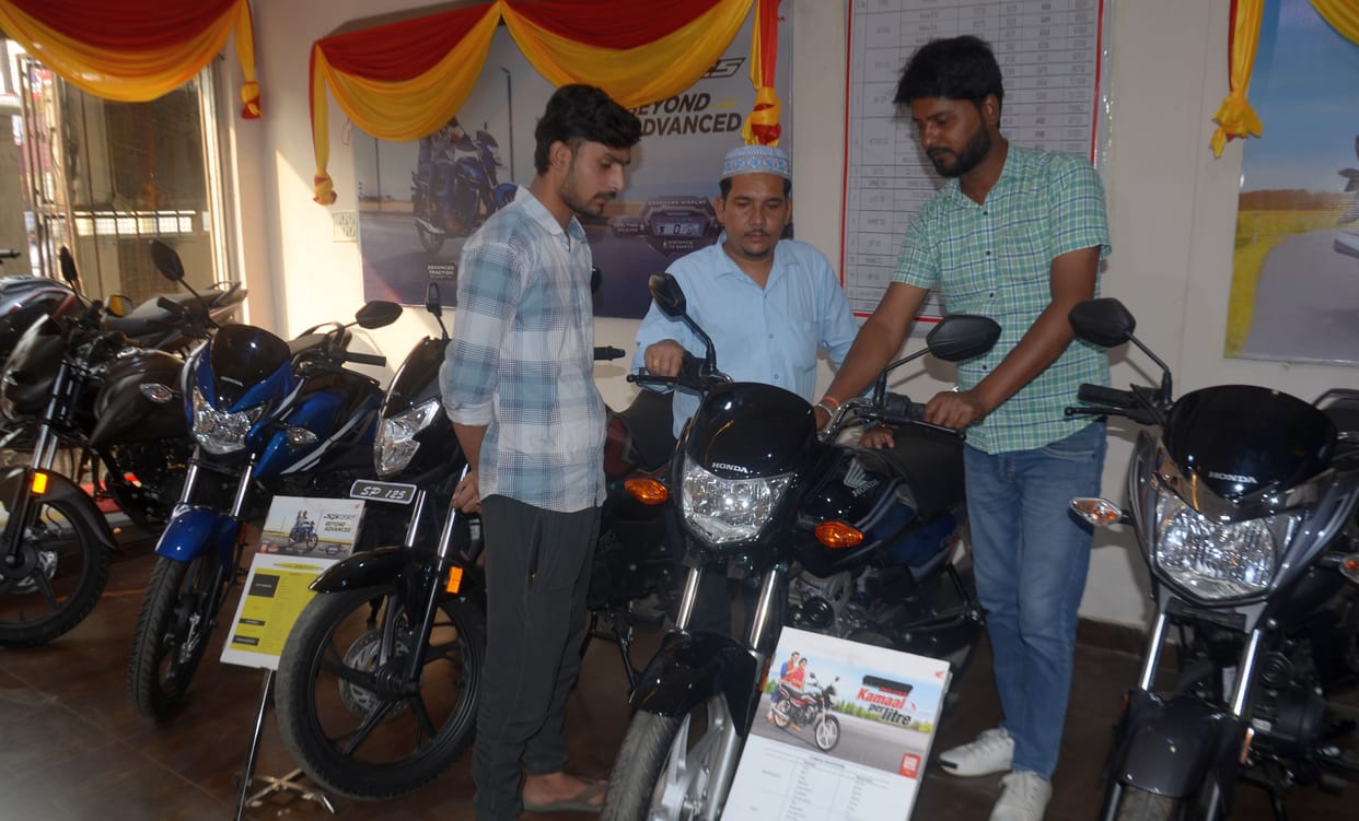 200 bikes and 20 cars booked before Dhanteras... Business worth 100 crores expected