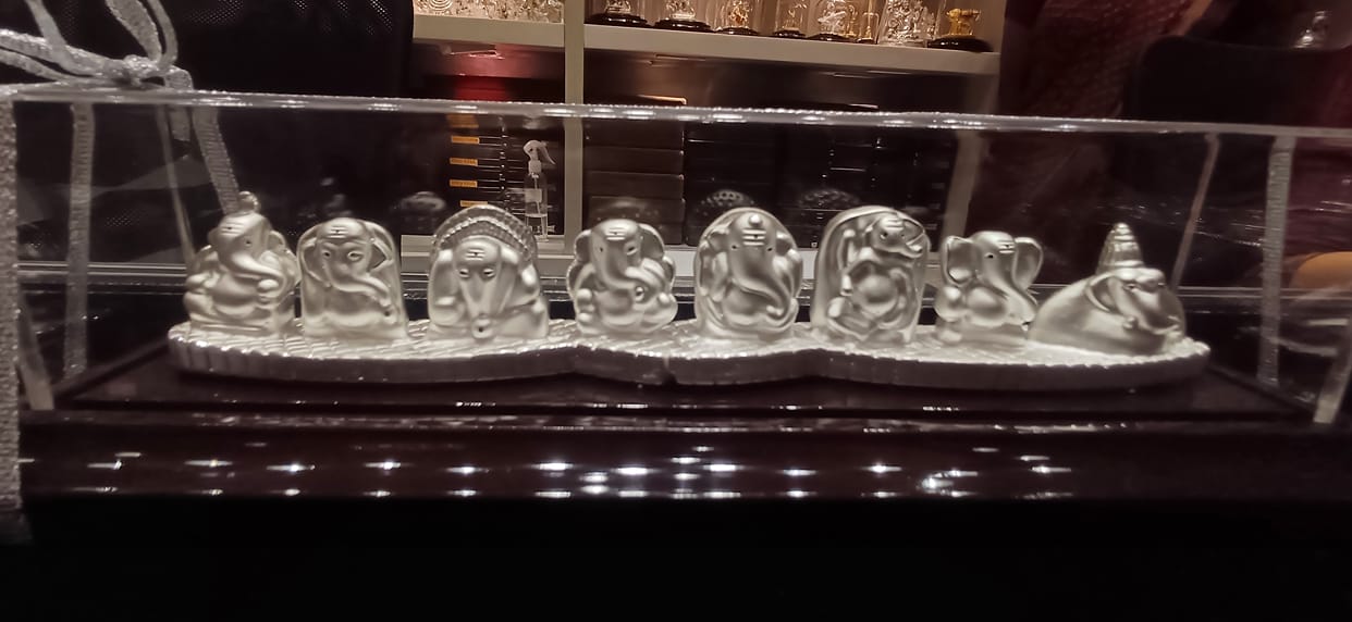 Silver Lakshmi and Ganesha are attracting people