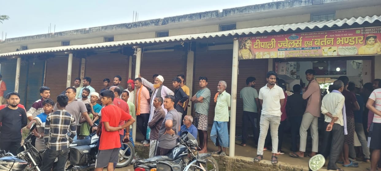 Thieves broke shop's shutter and stole jewelery worth Rs 5 lakh