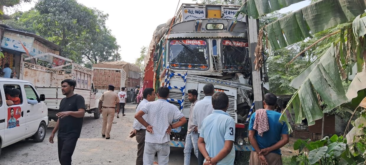 Wheat laden truck collides with the height gate of Padri Railway Dhala