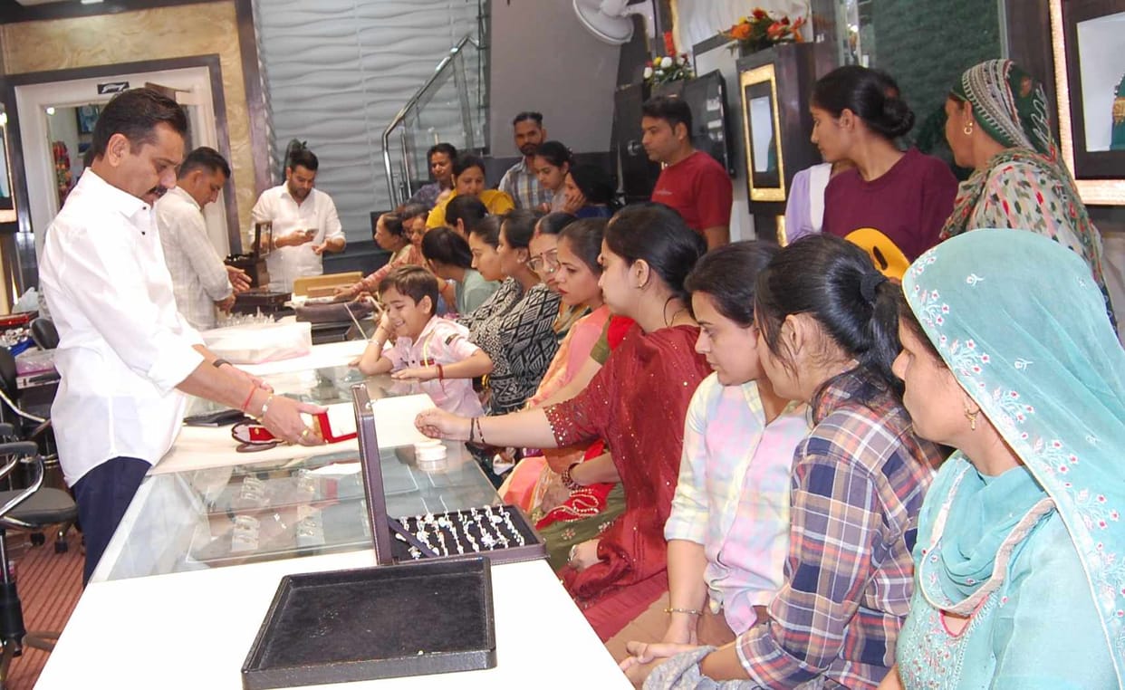 Business of more than Rs 80 crore in the district on Dhanteras
