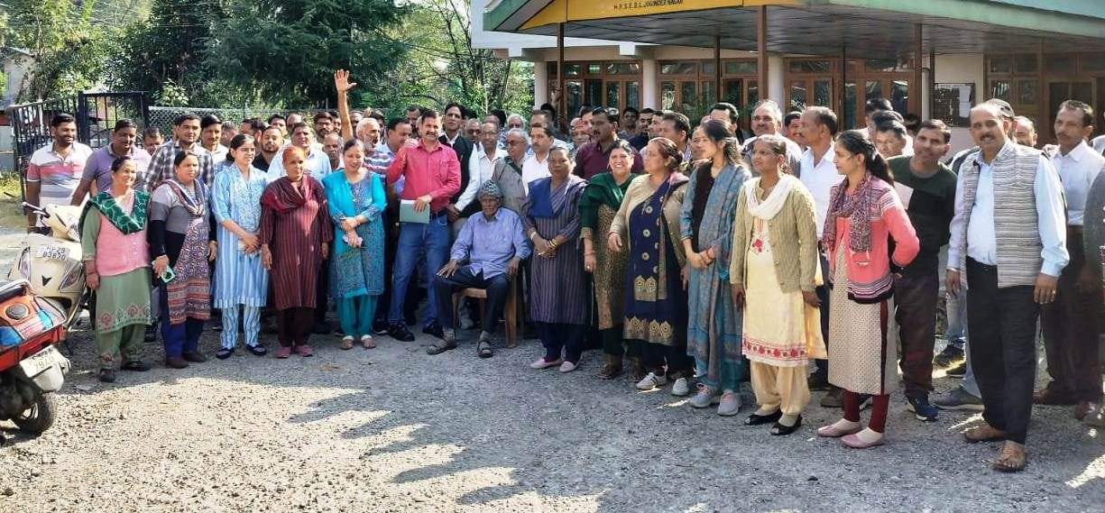 Protest against abolition of posts in Electricity Board, demonstrated for OPS