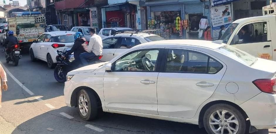 Traffic plan failed in Joginder Nagar, vehicles crawled past