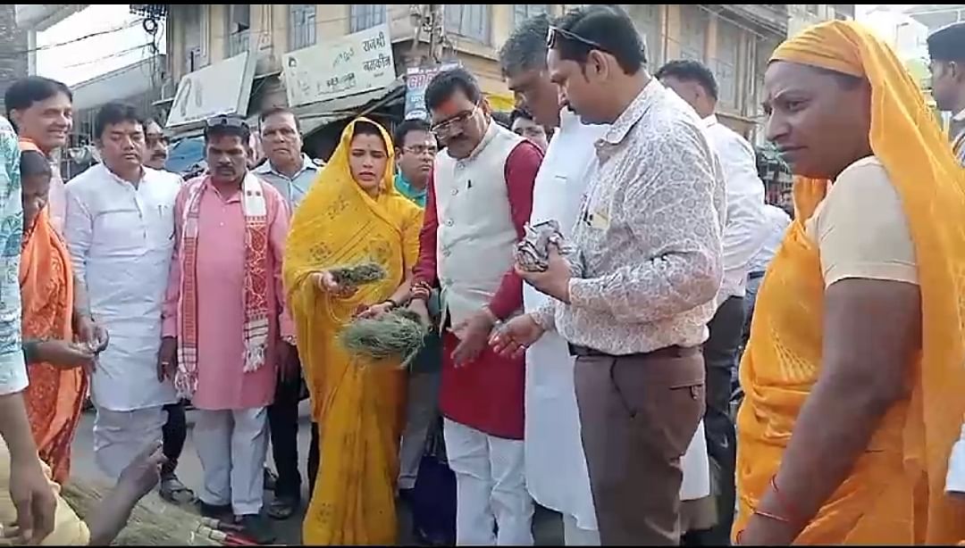 BJP MP and MLA bought broom as a token of good luck on Dhanteras
