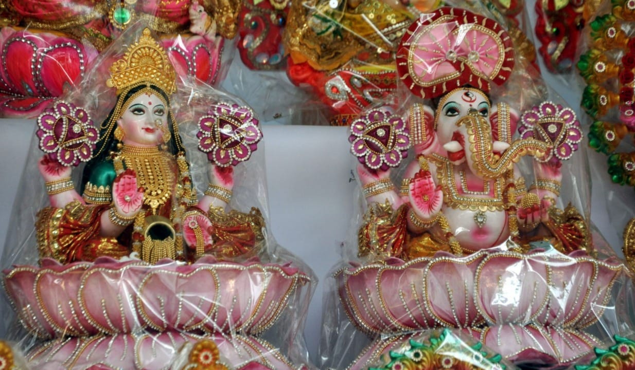 Vastu Tips Of Mandir What should be the height of the idols of God kept in the house Follow these rules
