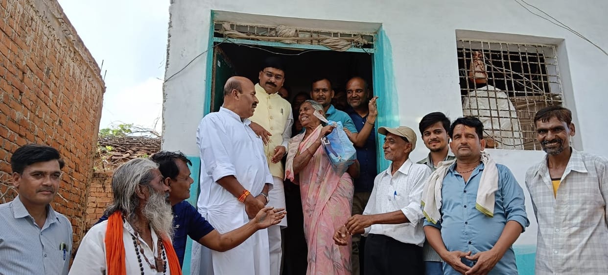 Union Minister Virendra Khatik reached the house of Tulsabai of Damoh, looks like nephew