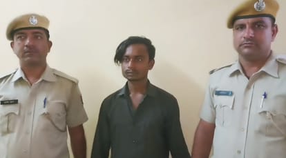 पुलिस गिरफ्त में बांग्लादेशी युवक।