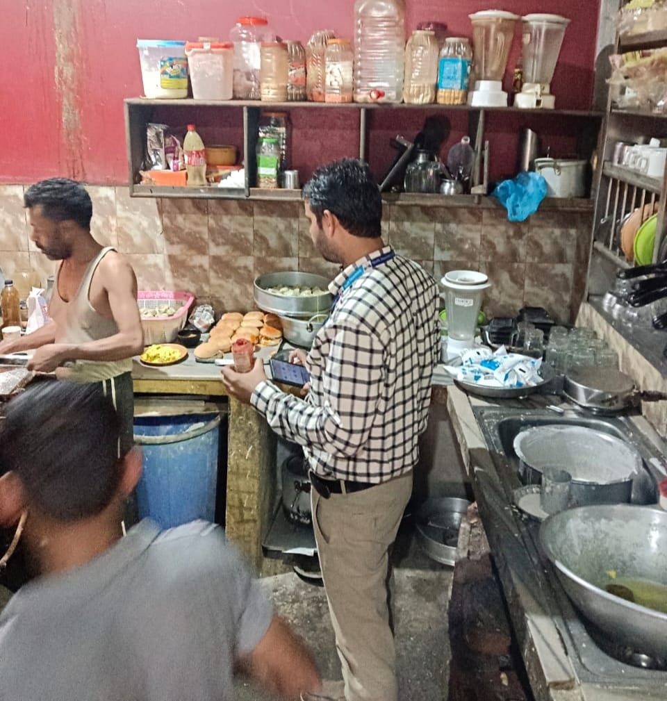 Shopkeepers instructed not to decorate goods on the road