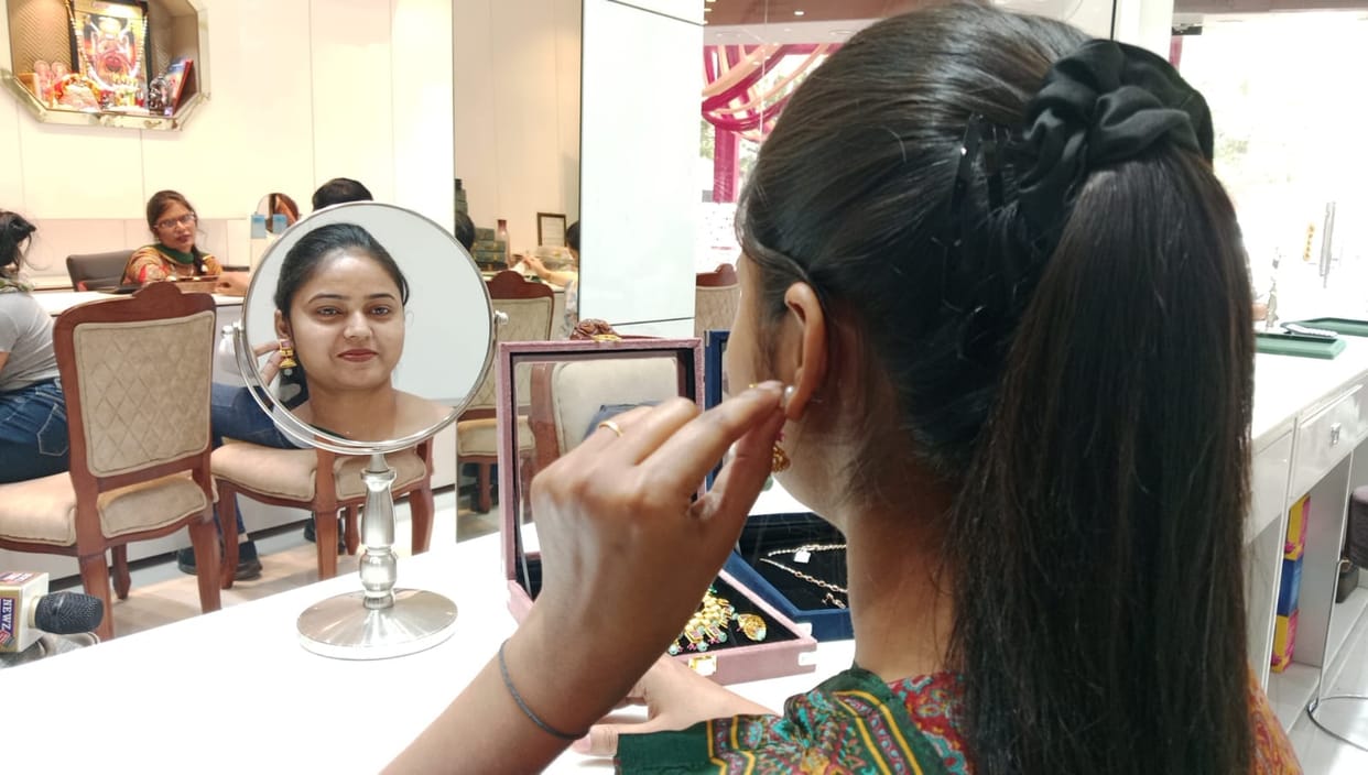 Dhanteras: Shopkeepers are giving discounts to attract customers in the markets, demand for light jewellery is high