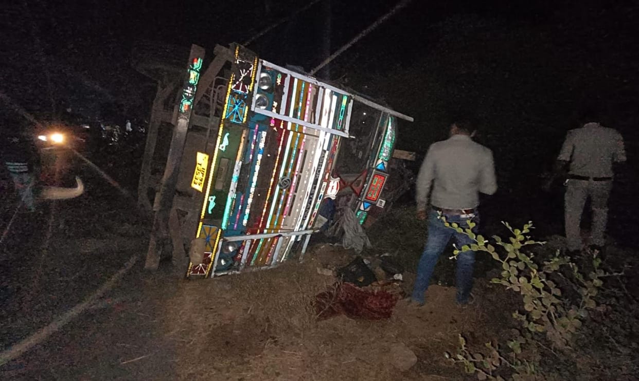 Damoh Truck full of potatoes overturns on pedestrian on Damoh Jabalpur road, youth dies, driver absconds