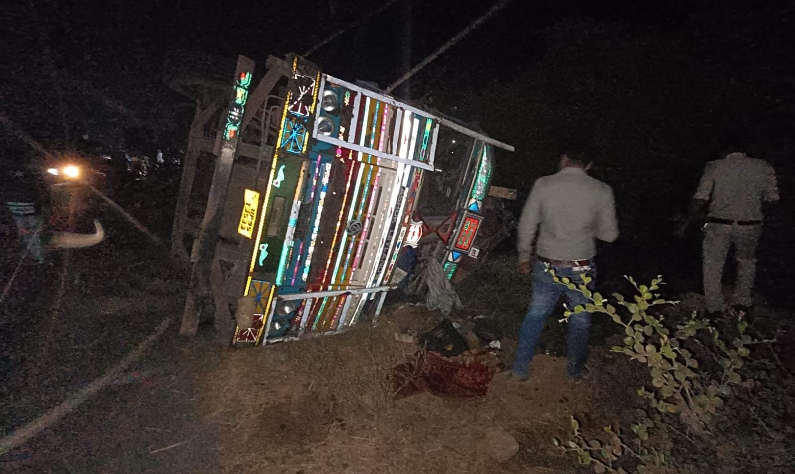 सड़क पर पलटा ट्रक