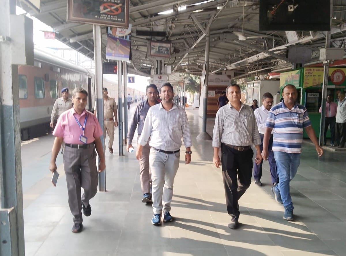 Senior DMM gave instructions to control crowd at railway station