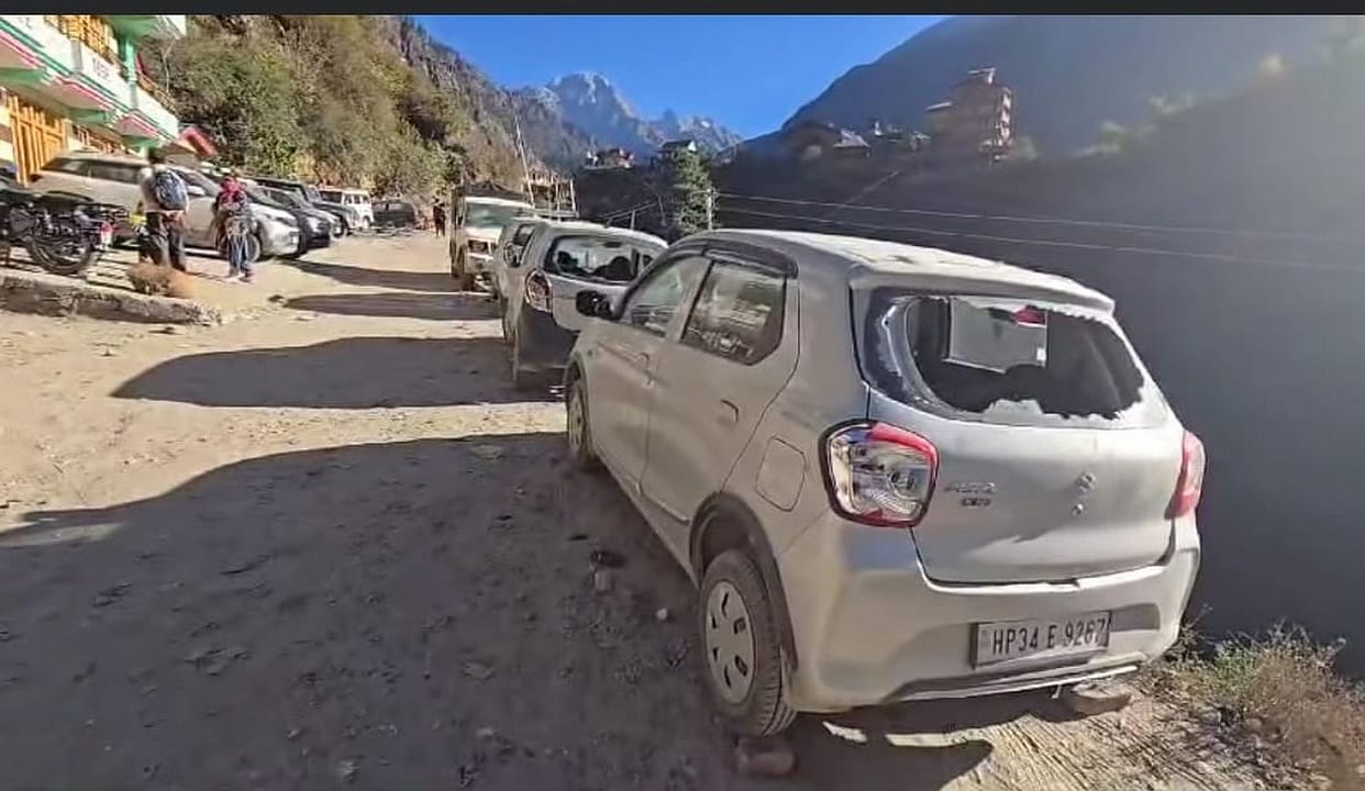 Glasses of five vehicles broken due to Barshaini