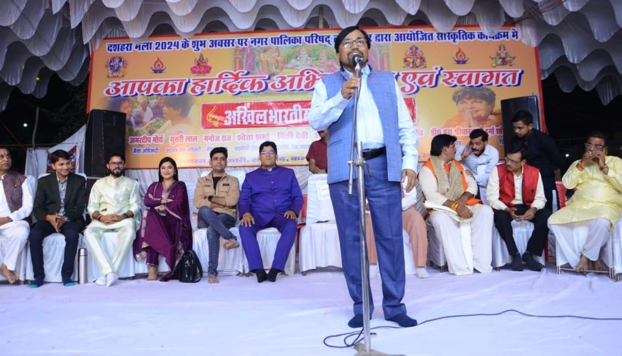 Kavi Sammelan: The pandal echoed with cheers all night long
