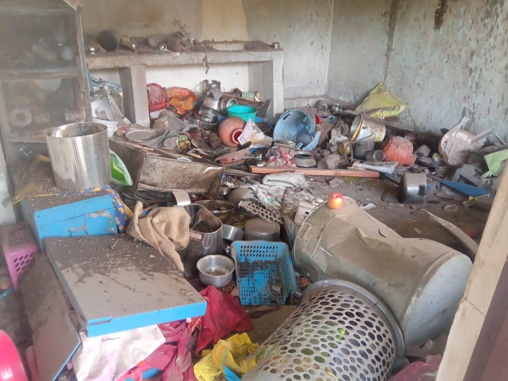 Gas cylinder exploded in the kitchen, tore the roof and fell into the field