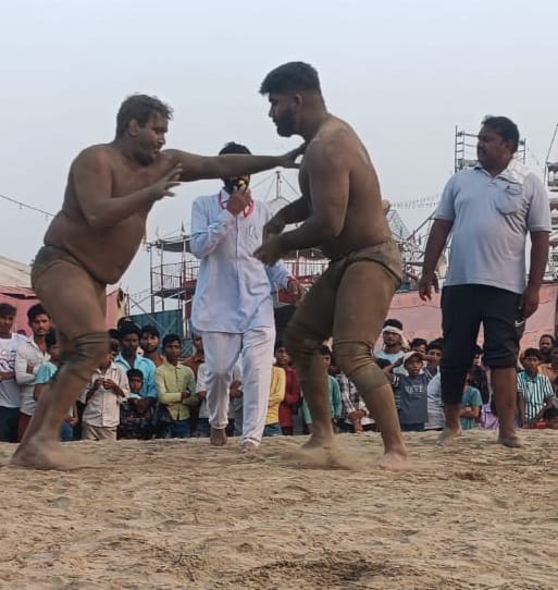 Krishna Pal of Baghpat won the wrestling by defeating Shera of Kanpur