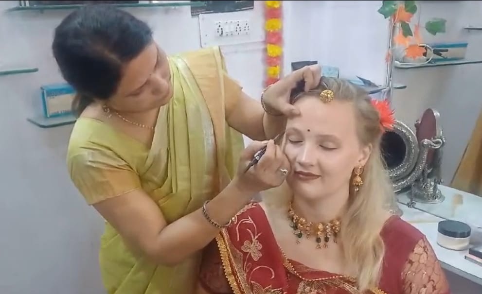 ब्यूटी पार्लर में श्रृंगार करी विदेशी महिलाएं