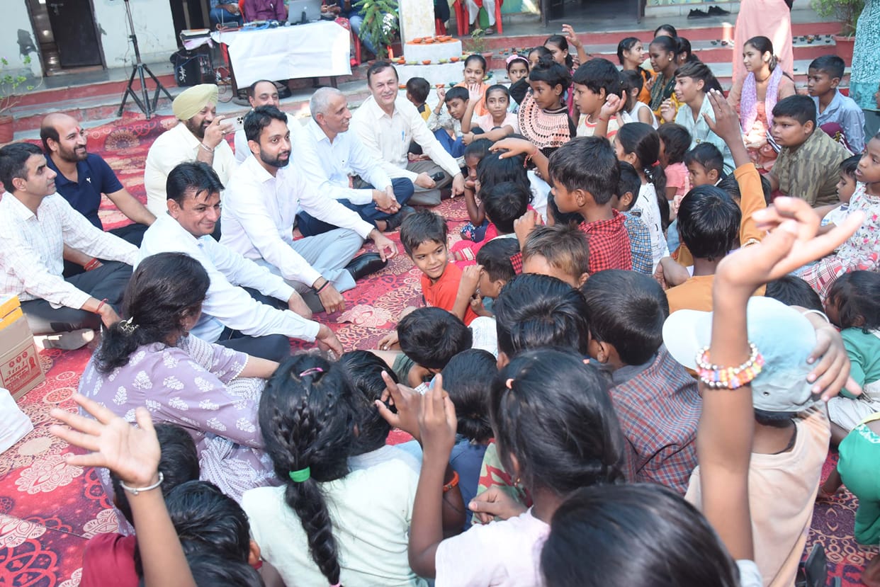 DC reached the slum area and celebrated Deepawali