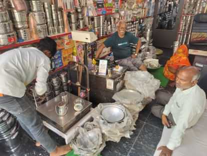 Amethi News: धनतरेस पर उमड़े खरीदार, देर रात तब बाजार रहे गुलजार Buyers flocked on Dhanteras, markets remained buzzing late at night