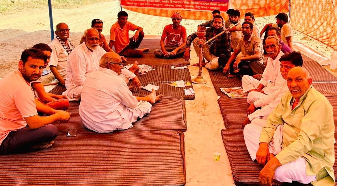 Farmers of Roopgarh sitting on strike in protest against oil pipeline