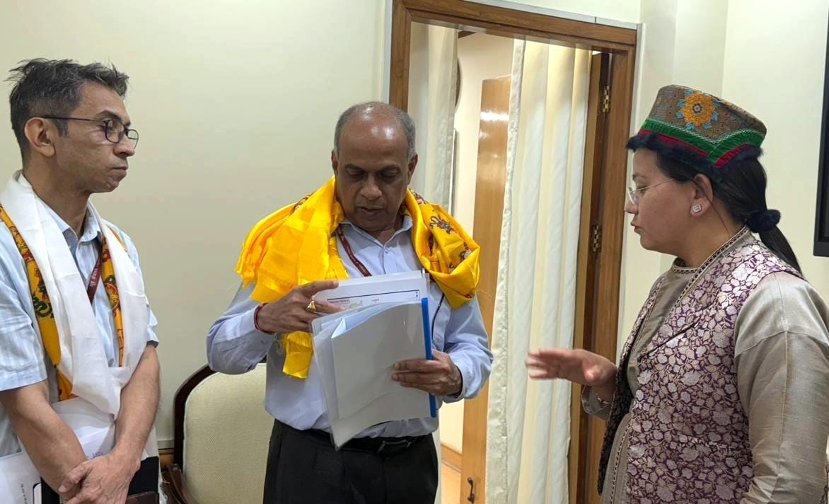 MLA Anuradha met the Minister of State for Koksar Bypass Chhadu Road